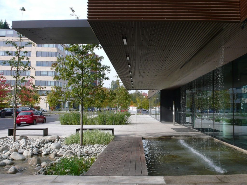 1. Parter před budovou Delta II – retenční nádrž s výsadbou stromů